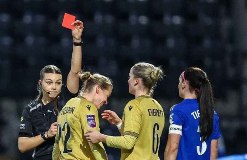 على طريقة المصارعين ..  لاعبة تخنق منافستها وتطرحها أرضا خلال مباراة بكأس الرابطة الإنجليزية - (فيديو)