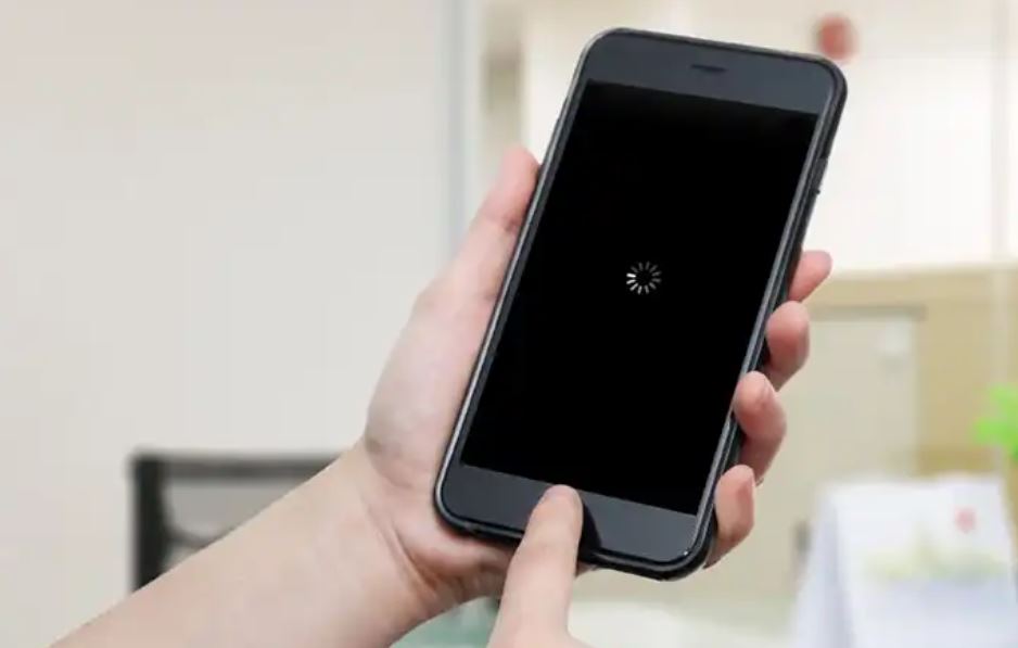 7 أسباب وحلول ..  لماذا يصبح هاتفك بطيئًا مع مرور الوقت؟  