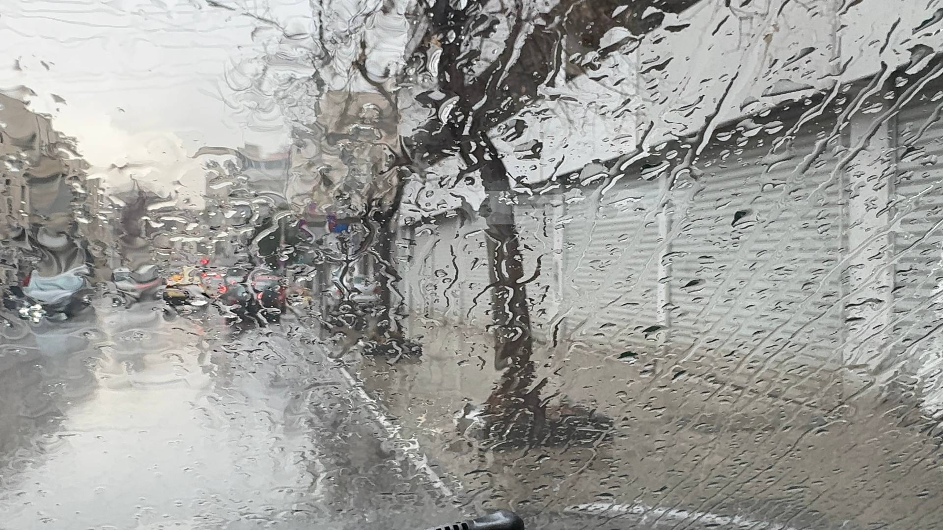 اندفاع سحب ماطرة جديدة يعيد الهطولات الغزيرة لمختلف المناطق