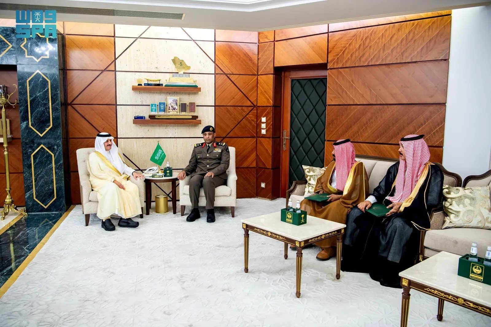 أمير الشرقية يكرم مواطنين لإخمادهما حريقًا في محل تجاري بمحافظة الجبيل