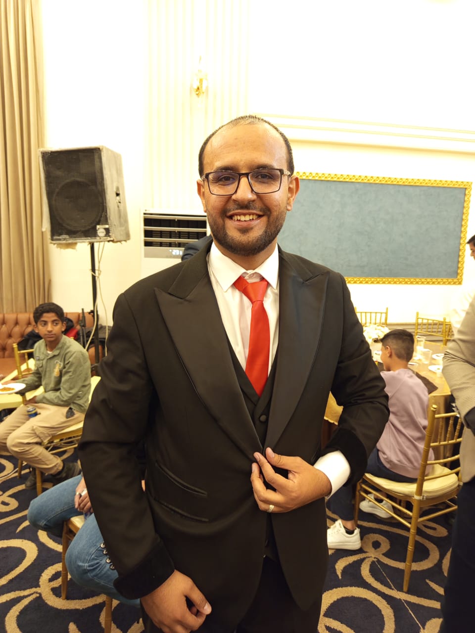 المهندس قصي ابو العيس يدخل القفص الذهبي "صور"