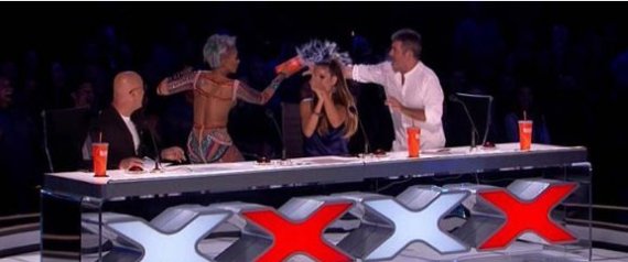فيديو: مغنية بريطانية تقذف الماء بوجه زميلها بعد استهزائه بها في America's Got Talent