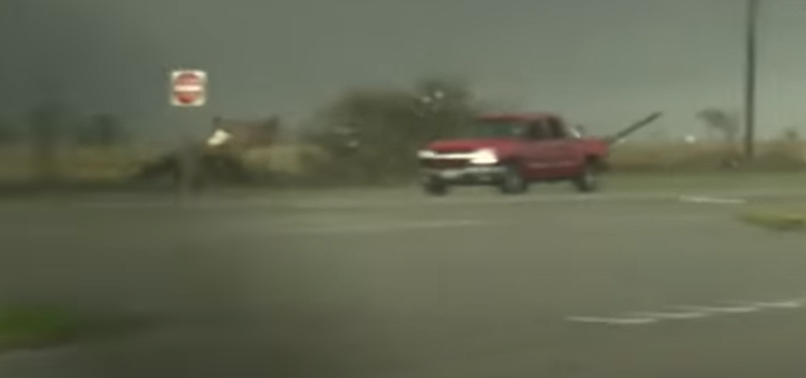 شاهد لحظة انقلاب سيارة بيك أب شيفروليه داخل إعصار قبل قيادتها بشكل طبيعي!
