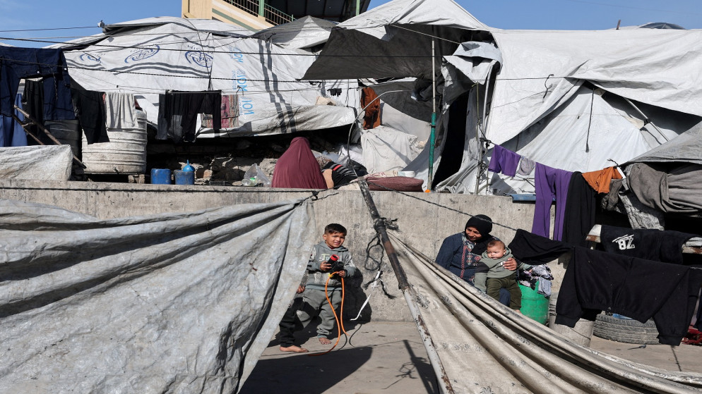 صحة غزة تعلن نفاد 321 صنفا دوائيا وتحذر من وباء "الحمى الشوكية"