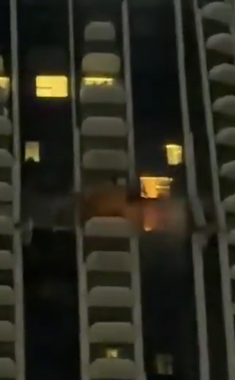 استهداف إحدى الأبراج في دبي بطائرة مسيرة ..  والنيران تشتعل فيه - فيديو