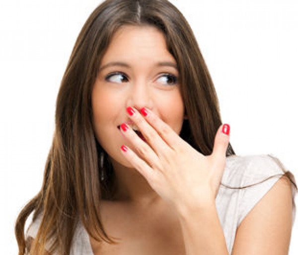 خمس طرق لتعطير رائحة الفم الكريهة دون استخدام معجون الأسنان