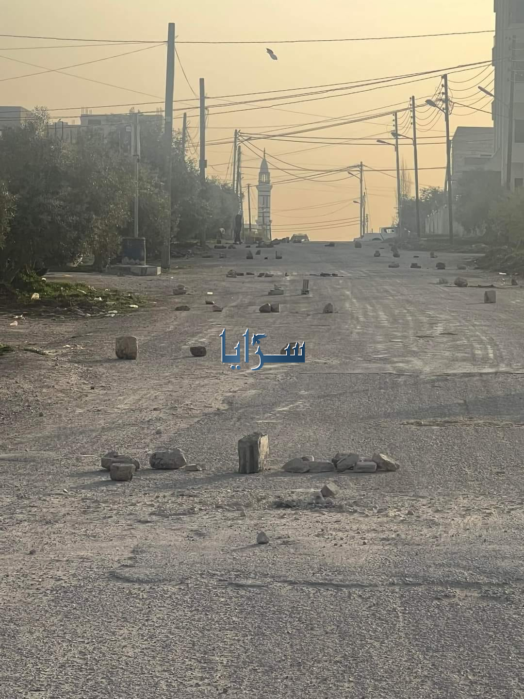 بالصور ..  اهالي منطقة حوارة باربد يضعون الحجارة كاشارات تحذيرية من الحفر 