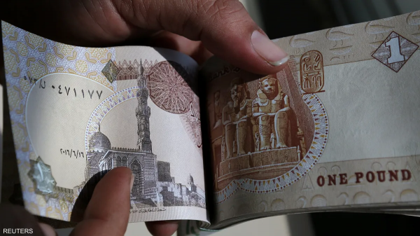 الجنيه المصري يواصل الانخفاض إلى 27 جنيها للدولار