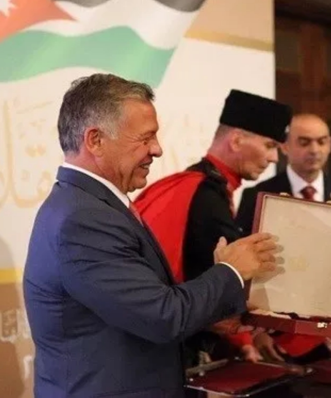 بالاسماء  ..  الملك يقلد عدد من الاشخاص و المؤسسات أوسمة ملكية 