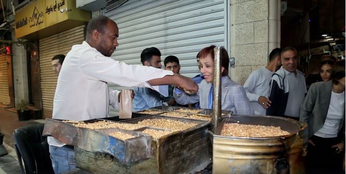 بالفيديو .. الاميرة بسمة بنت طلال تجوب شوارع وسط البلد 