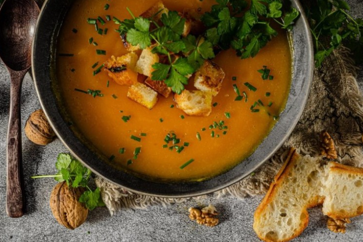 شوربة البطاطا الحلوة بالجوز المدخن