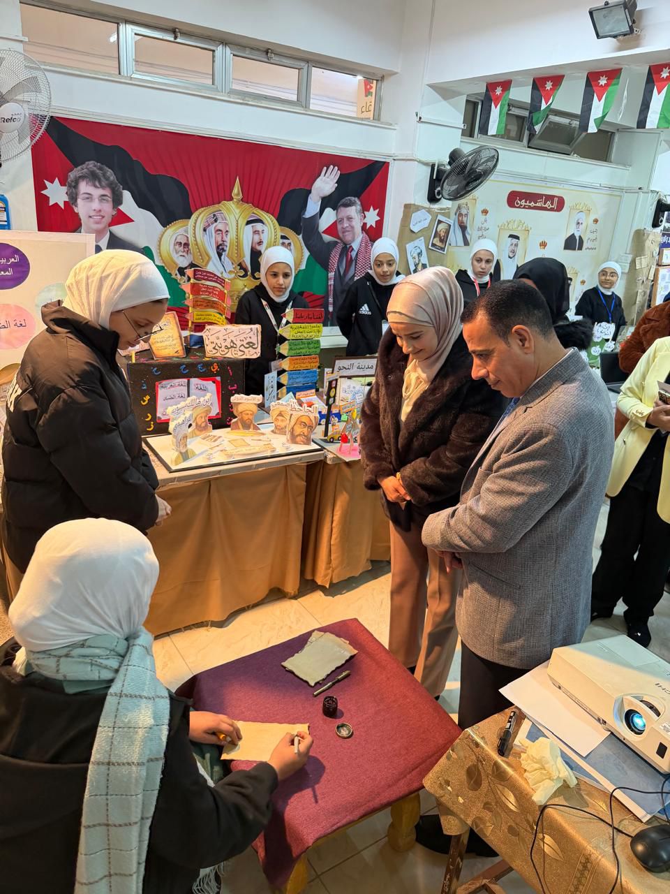 السواريس تطّلع على إبداعات طالبات أم عمارة في المعرض العلمي 