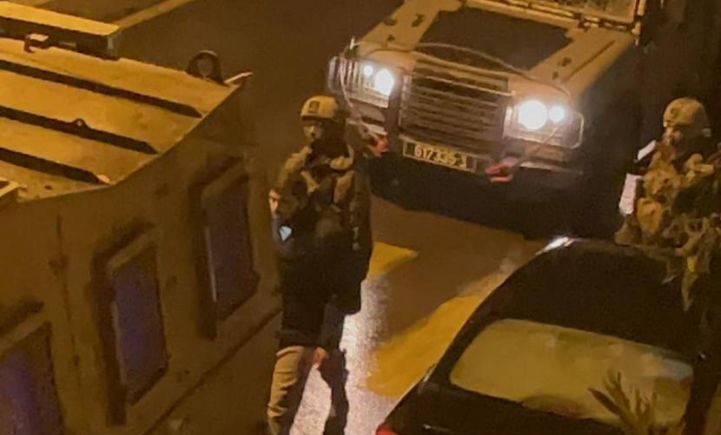 الاحتلال يعتقل شابًا خلال اقتحام بلدة بيت أمر
