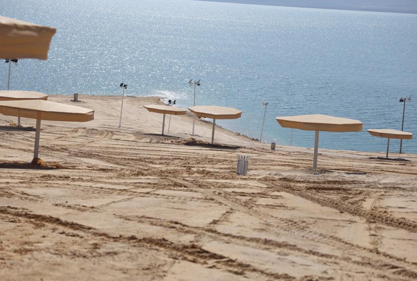 حسان يوجه بإنجاز تأهيل شاطئ عمان السياحي قبل الأعياد