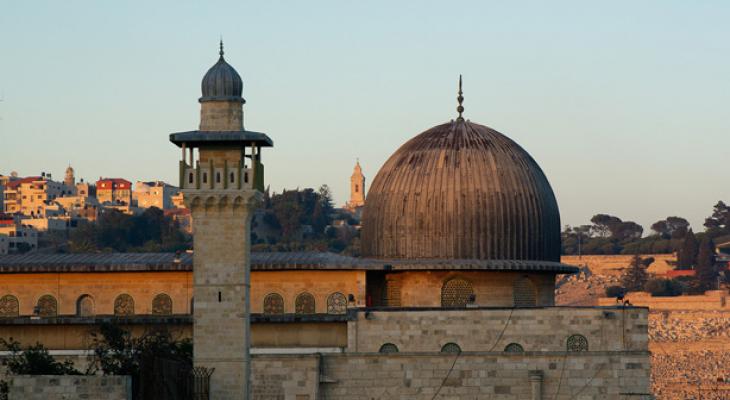 الاحتلال يغلق المصلى القبلي بالسلاسل الحديدية ويحاصر المرابطين داخله