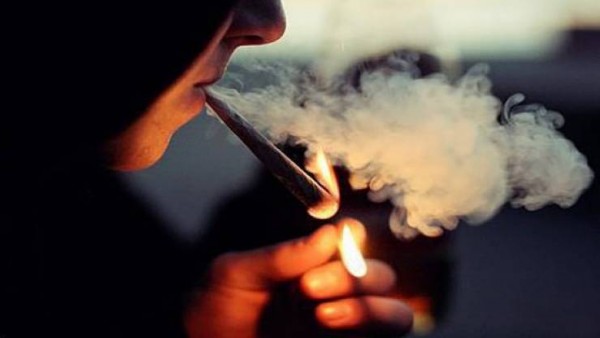 هل يحق للأم أن تجبر ولدها على ترك التدخين؟