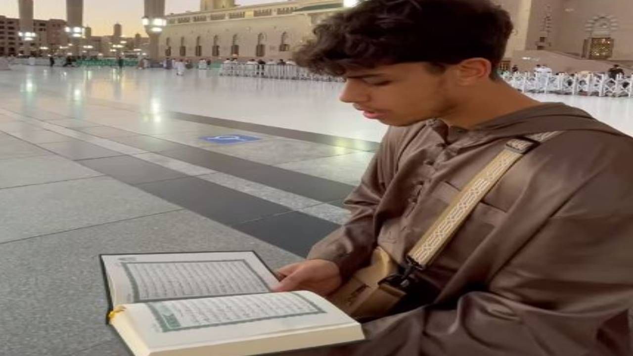 بالفيديو  ..  مغني بريطاني يرتل القرآن في المسجد النبوي