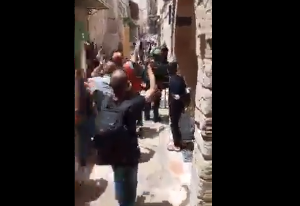 بالفيديو  ..  المرابطون يواجهون "قطعان المستوطنين" من أمام "باب السلسلة": "بالروح بالدم نفديك يا أقصى"