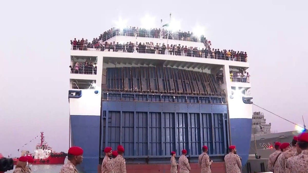 سفينة على متنها 1687 مدنيا فارين من السودان تصل إلى السعودية