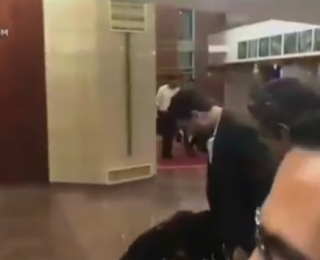 بالفيديو ..  زوجة أحمد الفيشاوي تربط شريط حذائه
