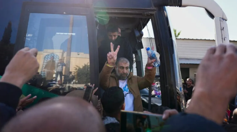 نقل الأسرى الإسرائيليين والفلسطينيين انطلق