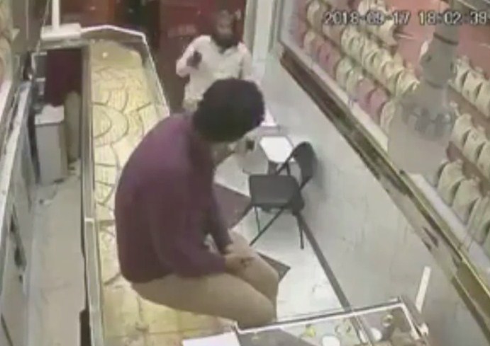 بالفيديو  ..  قتال عنيف واطلاق نار بين لصوص و صاحب محل ذهب 