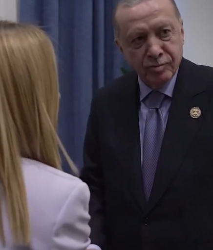 أردوغان يدعو رئيسة وزراء إيطاليا لترك التدخين خلال لقائهما قبيل قمة شرم الشيخ - فيديو
