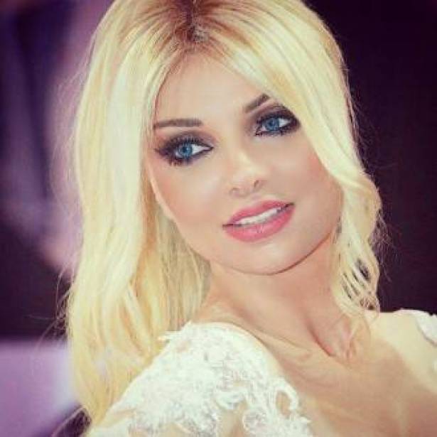 بالصورة .. كلينك تثير الجدل بإعلان حبها لهذا الرجل السياسي الشهير!