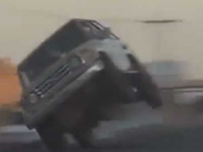 بالفيديو  ..  "استعراض الموت" سيارة جيب مسرعة تسير على إطارين