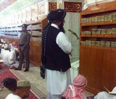 صورة : لم يغب عن الصلاة في الصف الأول بالمسجد النبوي منذ 37 سنة
