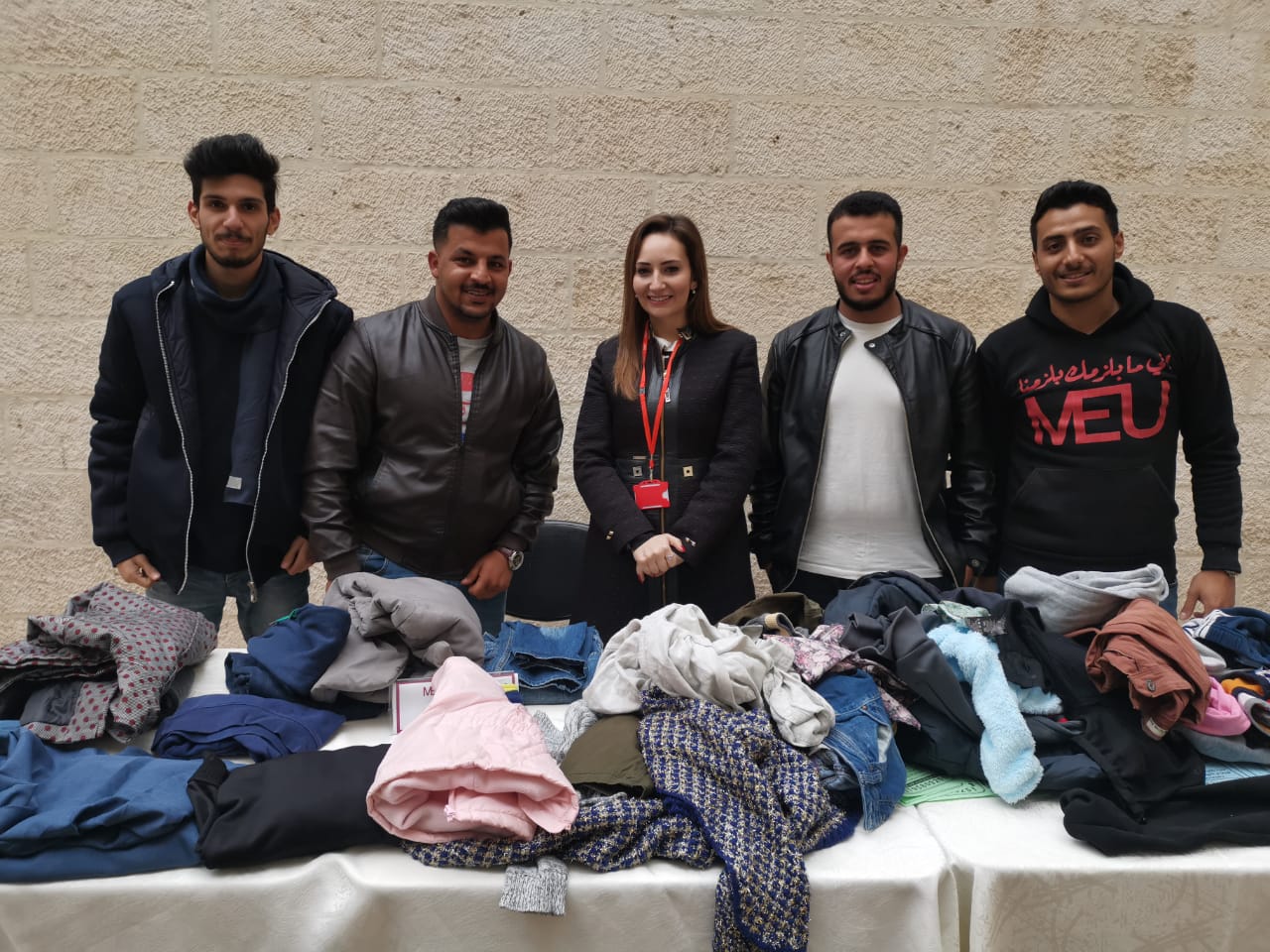 طلبة إعلام جامعة الشرق الأوسط ينفذون حملة "يلي ما بلزمك بلزمنا" للتكافل الاجتماعي
