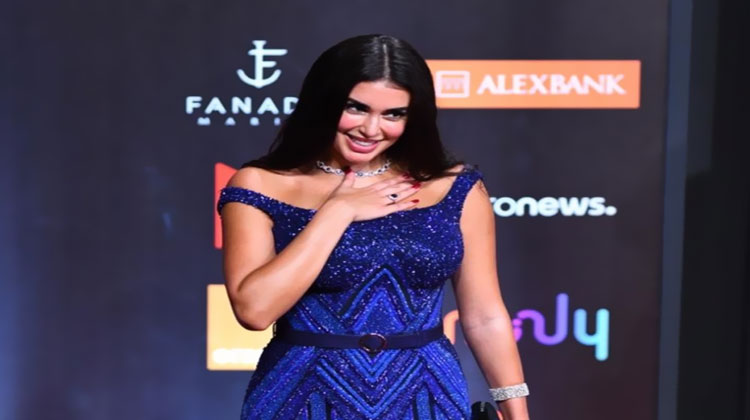 فيديو  ..  ياسمين صبري تكشف سر اختيارها للون الأزرق في فستانها المتميز