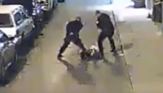 بالفيديو ..  شرطيان يوسعان مشتبهاً به ضرباً