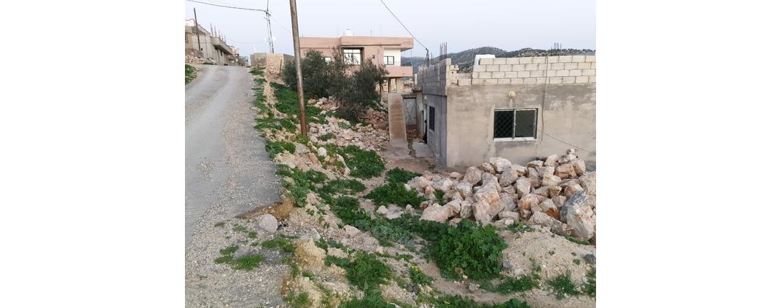 مطالبات ببناء سور لحماية منزل يتمتين في بلدية كفرجنة 