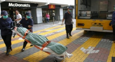 امرأة تبقى 24 ساعة جالسة في "ماكدونالدز" وهي ميتة  