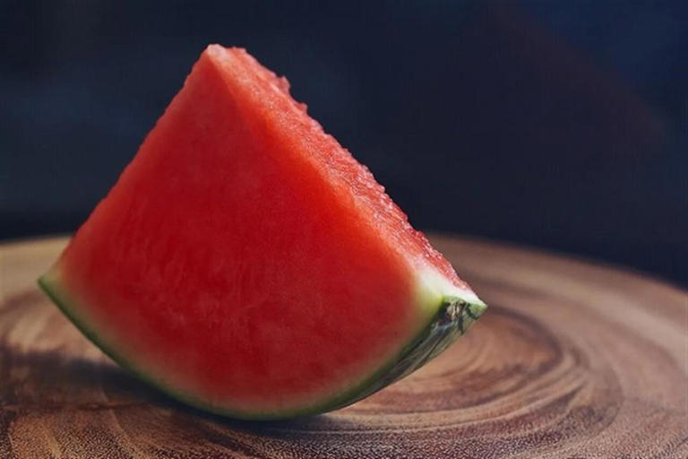 هذا ما يحدث لجسمك عند تناول الجبنة مع البطيخ ..  5 تأثيرات غير متوقعة
