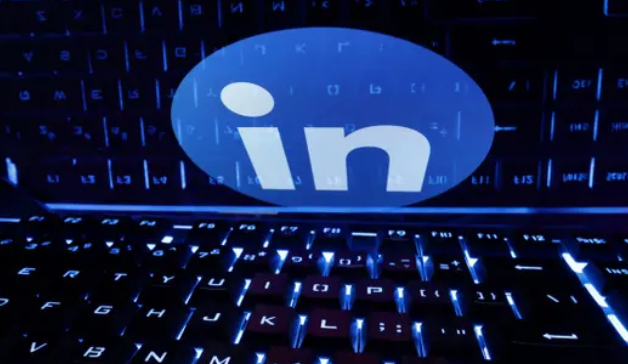 تقرير: لينكدإن يشارك بيانات مستخدمي الحسابات الموثقة بطرق صادمة