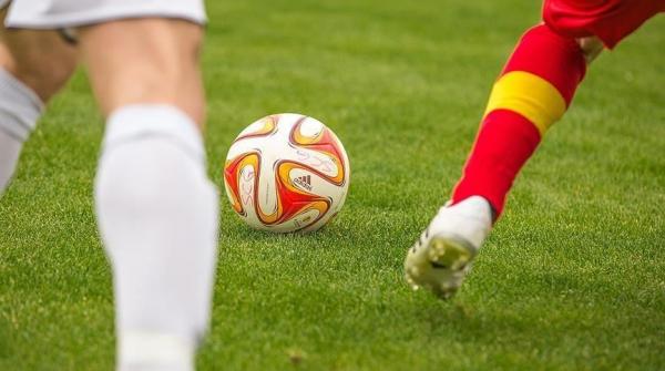 "فيفا" يقرر استمرار السماح باستخدام 5 تبديلات حتى 2021