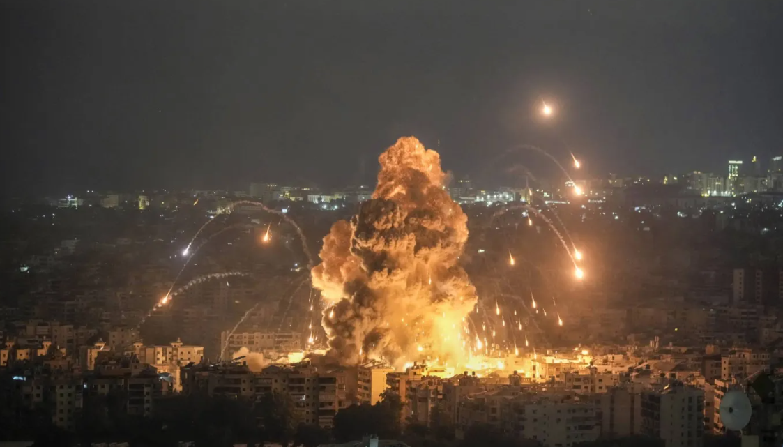 "إسرائيل" تستهدف مبنى قناة المنار التابعة لحزب الله في بيروت