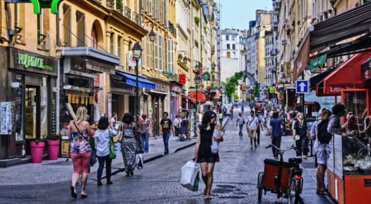 بلد أوروبي يفتح "كل شيء" ويهدي السكان قسائم فندقية مجانية