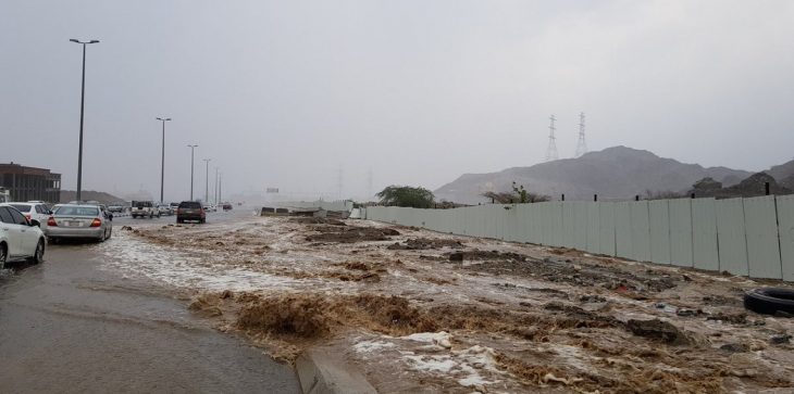 بالفيديو :سيول جارفة وأمطار غزيرة بمكة المكرمة