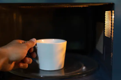 جدل علمي حول تسخين الشاي في الميكروويف
