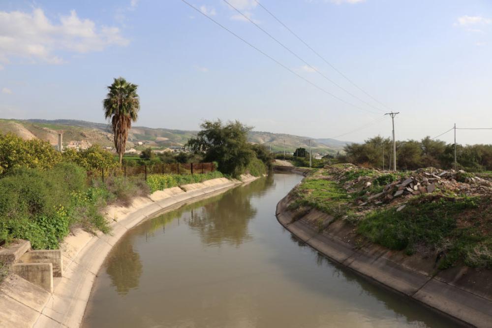 إزالة جسر مخالف على قناة الملك عبد الله