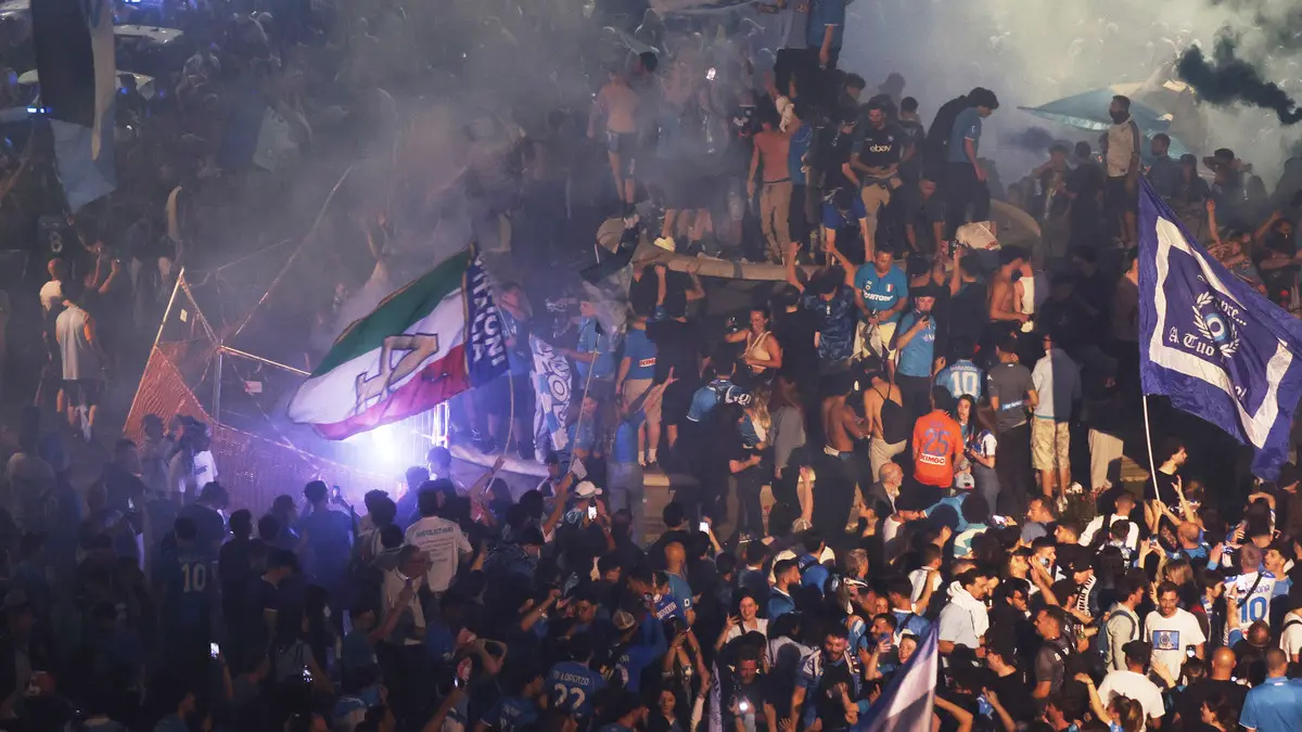اشتباكات ب"سكاكين" ووفاة و100 مصاب في احتفالات نابولي بالدوري