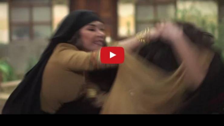 فيديو: شجار وشد شعر بين سلافة معمار وكاريس بشّار في الكواليس!