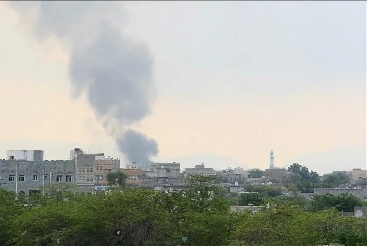  الحوثي: إصابة مدني في غارة أمريكية بريطانية بالحديدة