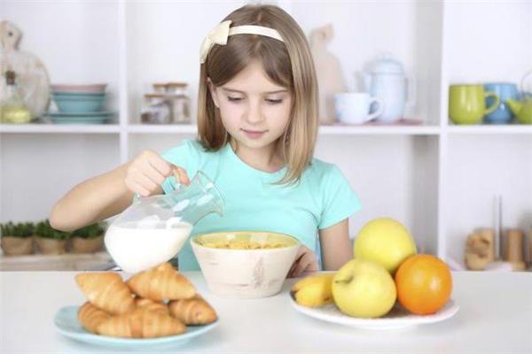 نصائح ذهبية لتشجيع طفلك على تناول وجبة الإفطار