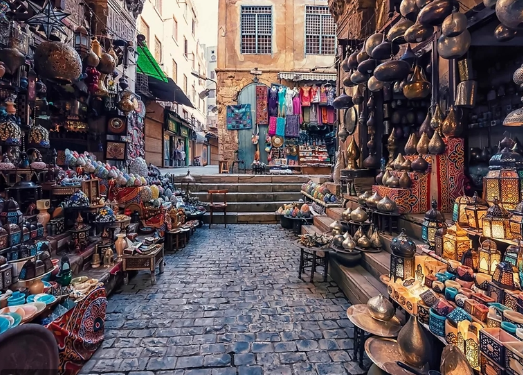 سوق خان الخليلي في القاهرة: تجربة مصرية لا تُنسى بين التوابل والحرف