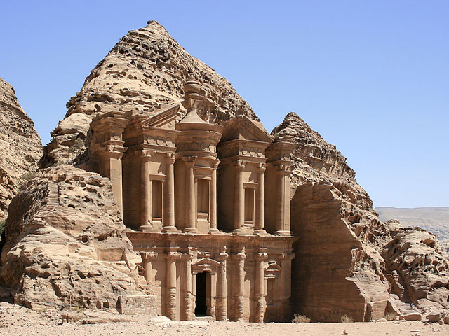 الأردن ..  إغلاق 32 فندقًا في البترا وفقدان 700 وظيفة بسبب تراجع السياحة