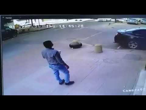 بالفيديو ..  شاهد لحظة سرقة 200 ألف ريال من شاب في عملية سطو بالرياض 
